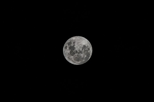 Lunita casi llena #Moon #Event #Sky #Space #Monochrome #Metal #Money