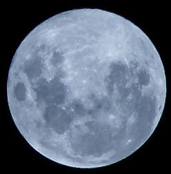 Cuarta captura lunar 🌕

Escenario nocturno del domingo 1 de febrero de 2026, alrededor de las 22:00 hrs.

No llegué a fotografiarla a las 00:00 (el cuerpo pidió descanso 😅), pero esta toma forma parte del proceso de afinación de mano y enfoque, pensando en lo que viene más al norte.

El énfasis estuvo en el enfoque manual y el control de exposición, trabajando a pulso y sin trípode.

📸 Detalles de la toma

• Cámara: Canon EOS Rebel T100
• Lente: Canon EF 75–300mm f/4–5.6 III
• Focal: 300 mm
• ISO: 100
• Modo: Manual (a pulso)
• Ubicación: Conchalí, Santiago de Chile 🇨🇱
• Fase lunar: 🌕 Gibosa creciente avanzada (98–99 % de iluminación)

🎨 Edición

Lightroom : Ajustes sutiles de luz y color, sin sobreprocesar #Moon #Event #Event #Sky #Monochrome #Musical_instrument #Metal #Space #Park