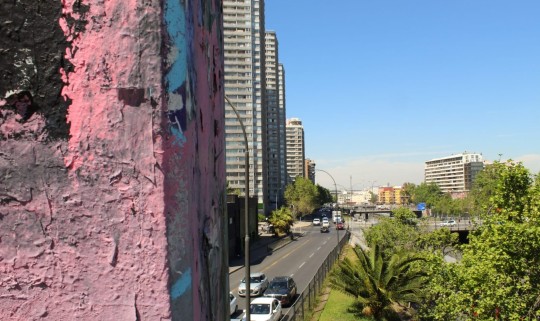 Entre texturas urbanas y el pulso de la ciudad 🌆
La luz del mediodía revela contrastes que solo el ojo paciente puede notar.

📸 Detalles de la toma:

Cámara: Canon EOS Rebel T100
Lente: EF-S 18-55mm f/3.5-5.6 III
Iso: 100
Modo: Manual, sin trípode
Ubicación: #puentehuérfanos , Santiago 🇨🇱
Fenómeno astronómico: Mediodía ☀️
Edición: Lightroom → Luz | Color

Fotógrafo: @anthorvisionproject

Conocimiento impartido por asesoría fotográfica: @perspectivalen

#fotografíaurbana #canonchile #urbanphotography #anthorvisionproject #lightroomedit #cityvibes #fotochile #arquitecturaurbana #canonrebelT100 #santiagodechile #streetphotography #urbanexplorer #fotógrafochileno #artevisual #perspectiva #puentehuerfanos #colorytextura #Skyscraper #Sky #Sky #Building