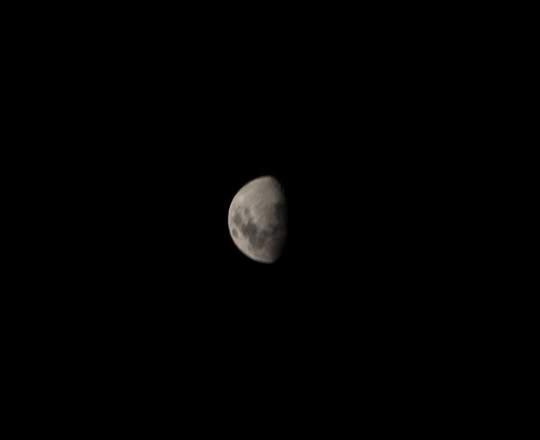 Mi primera fotografía de la luna #Moon #Sky #Monochrome #Event #Space #Bird #Pattern #Metal