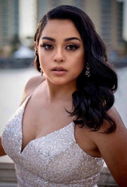 Classic Beauty & a 85mm Lens Isn’t Even Fair 📸 #People #Fashion #Dress #WeddingDress #DarkHair #PhotoShoot #WaistUp #LongHair #eyes #poses #pose #Sony #85mm #85mm18 #nature #makeup #lips #lipstick #sonyalpha #sonya7iii #flybycam