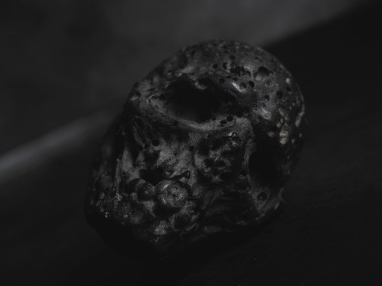 𝔄𝔳𝔞𝔦𝔩𝔞𝔟𝔩𝔢 🇮🇸 𝕀𝕔𝕖𝕝𝕒𝕟𝕕𝕚𝕔 𝕃𝕒𝕧𝕒 𝕊𝕥𝕠𝕟𝕖

· 𝔇𝔐 𝔣𝔬𝔯 𝔓𝔲𝔯𝔠𝔥𝔞𝔰𝔢 

🌋⮃𝟚.𝟝𝕔𝕞⮃🌋⇥𝟛.𝟚𝕔𝕞⇤🌋

#cabinetofcuriosities #volcanicstone 
#icelandnature #lavastoneskull #svenskakonstnärer 
#aquascape #aquascaping #Black #Darkness #MacroPhotography #CloseUp